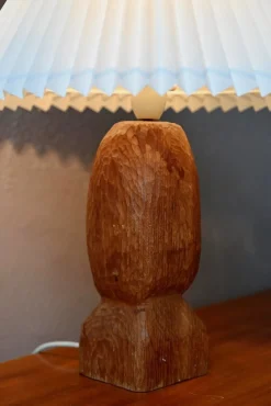 Brutalistische dänische Tischlampe aus handgeschnitztem Teak, 1960er