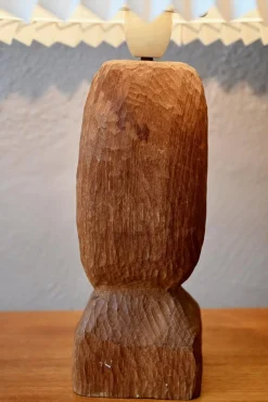 Brutalistische dänische Tischlampe aus handgeschnitztem Teak, 1960er
