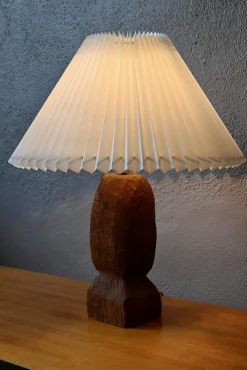 Brutalistische dänische Tischlampe aus handgeschnitztem Teak, 1960er