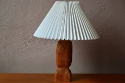Brutalistische dänische Tischlampe aus handgeschnitztem Teak, 1960er