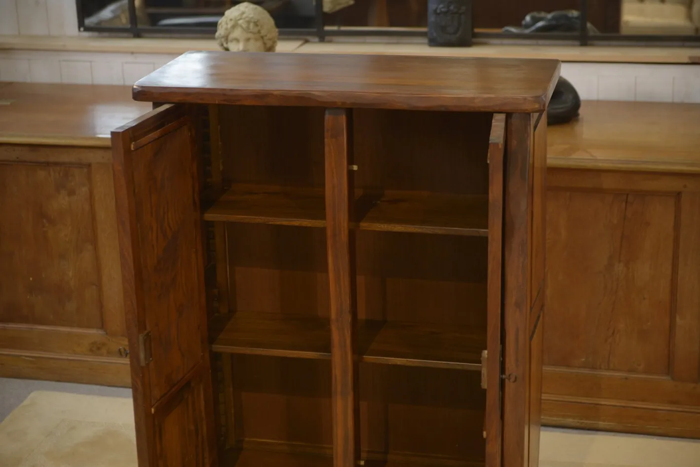 Brutalistischer Aranjou Kleiderschrank aus Ulmenholz, 1960er