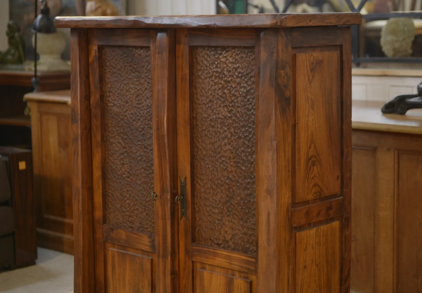 Brutalistischer Aranjou Kleiderschrank aus Ulmenholz, 1960er