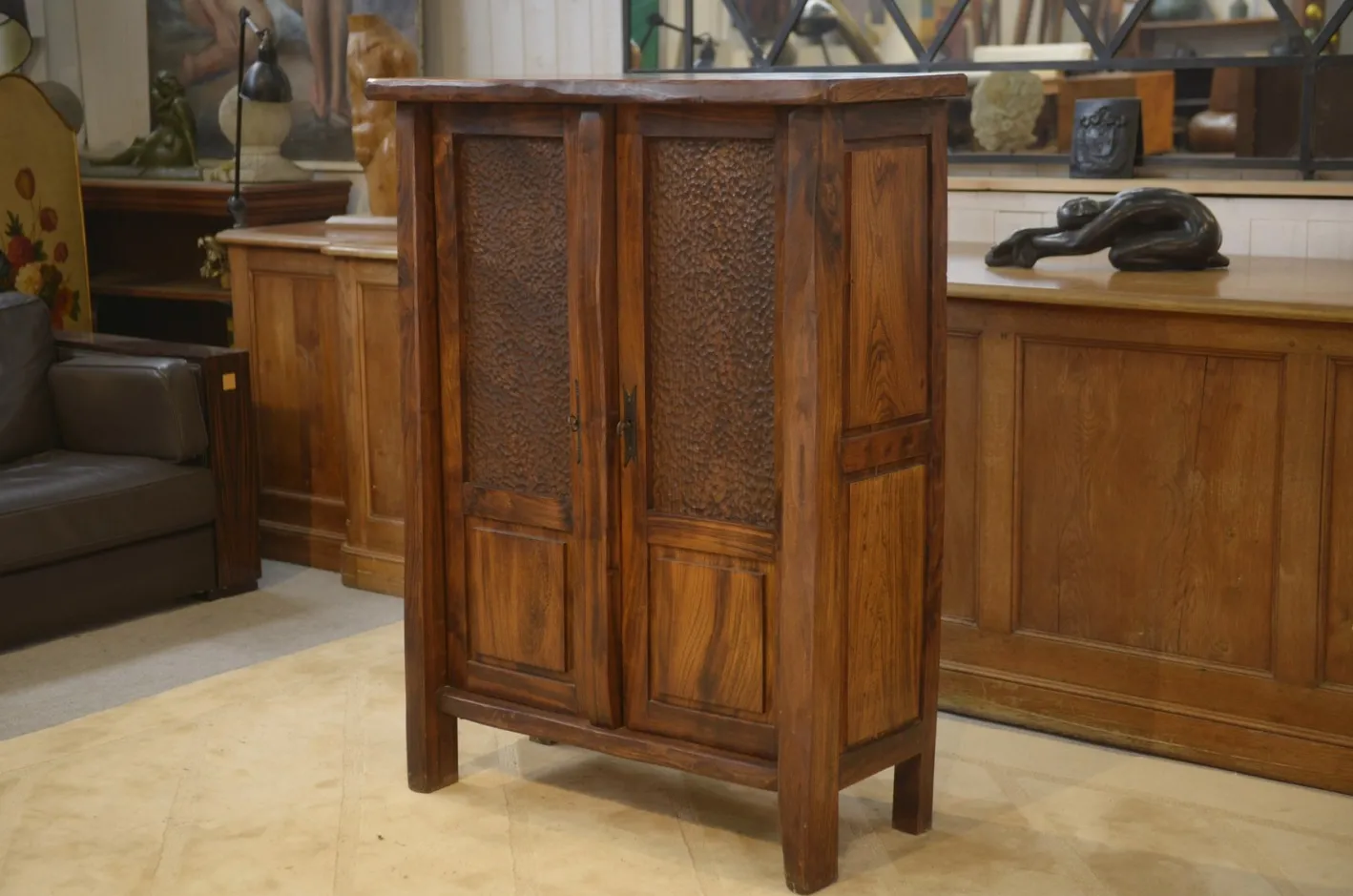 Brutalistischer Aranjou Kleiderschrank aus Ulmenholz, 1960er