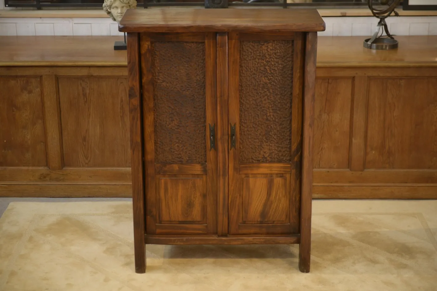 Brutalistischer Aranjou Kleiderschrank aus Ulmenholz, 1960er