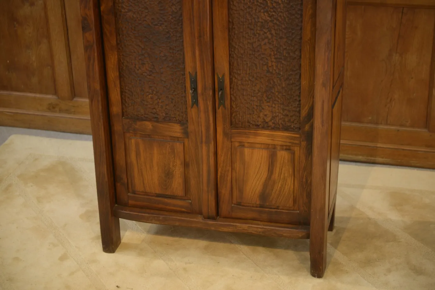 Brutalistischer Aranjou Kleiderschrank aus Ulmenholz, 1960er