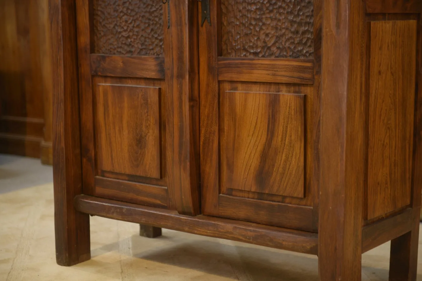 Brutalistischer Aranjou Kleiderschrank aus Ulmenholz, 1960er