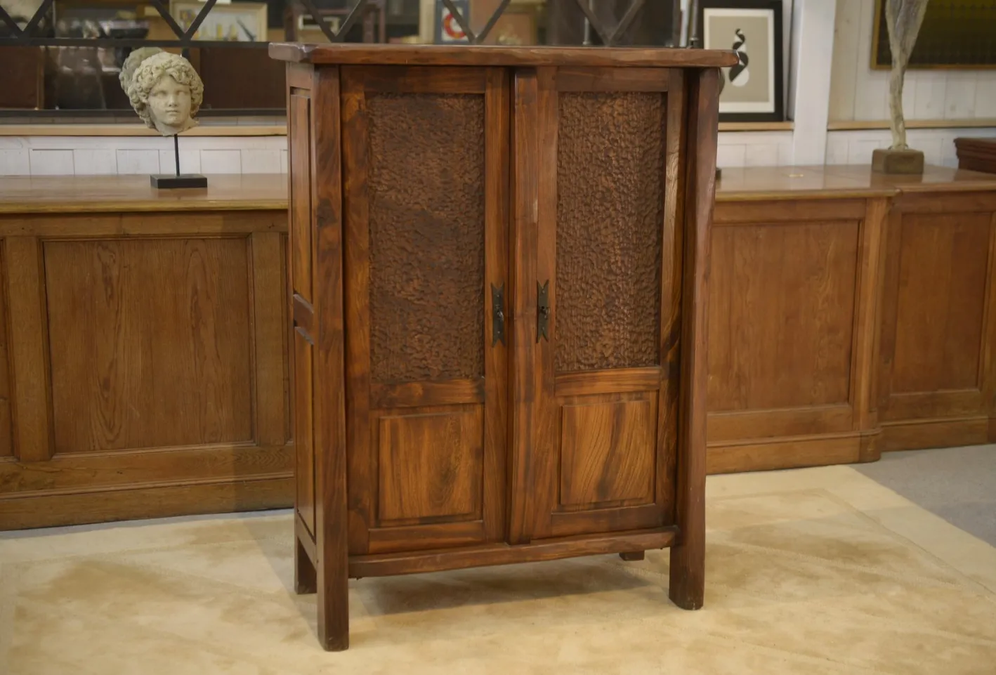 Brutalistischer Aranjou Kleiderschrank aus Ulmenholz, 1960er
