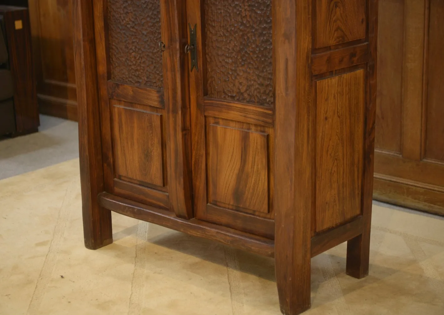 Brutalistischer Aranjou Kleiderschrank aus Ulmenholz, 1960er