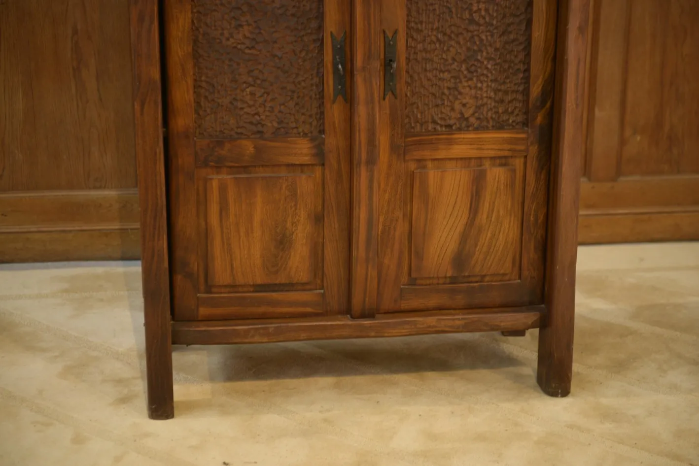 Brutalistischer Aranjou Kleiderschrank aus Ulmenholz, 1960er