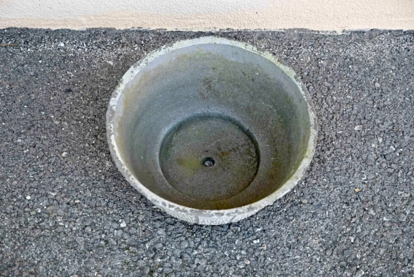 Brutalistischer Blumentopf aus Beton