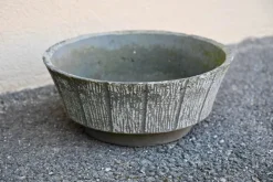 Brutalistischer Blumentopf aus Beton