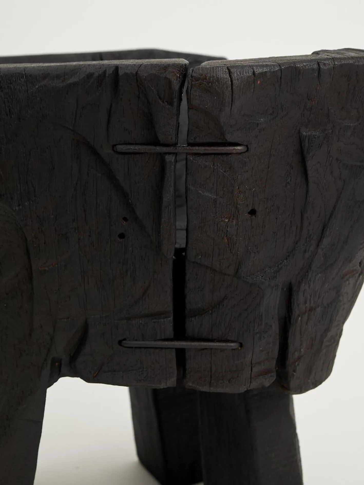 Brutalistischer skulpturaler Armhair von Logniture