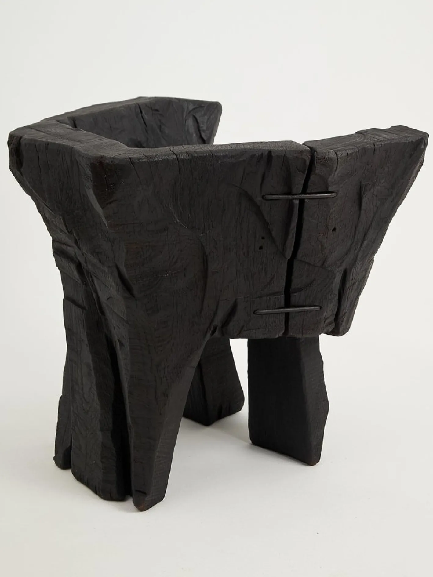 Brutalistischer skulpturaler Armhair von Logniture