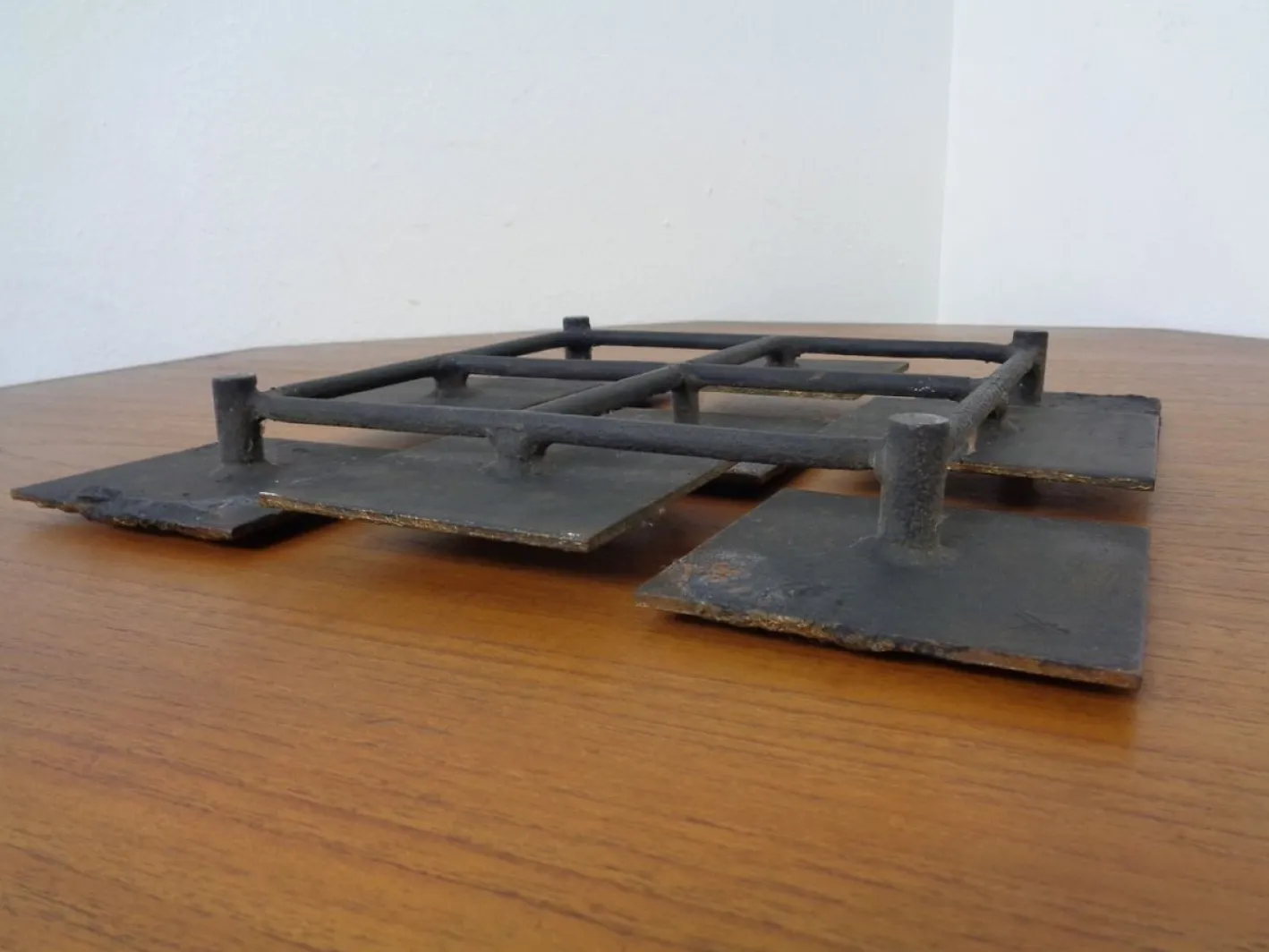 Brutalistische Wandtafel aus Metall, 1960er