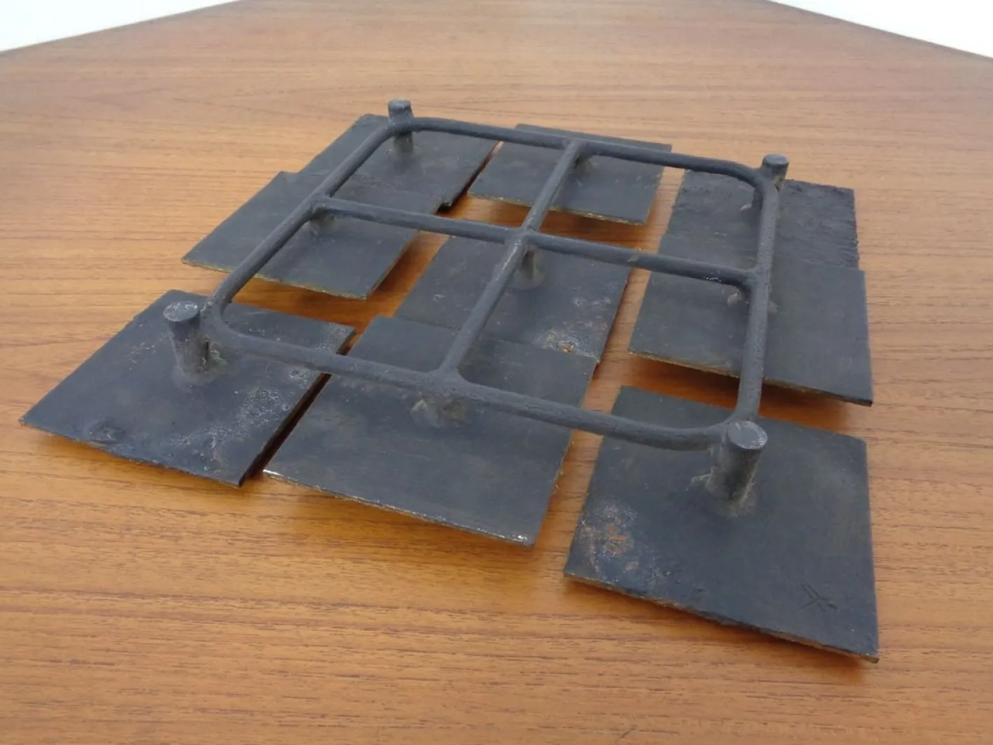 Brutalistische Wandtafel aus Metall, 1960er