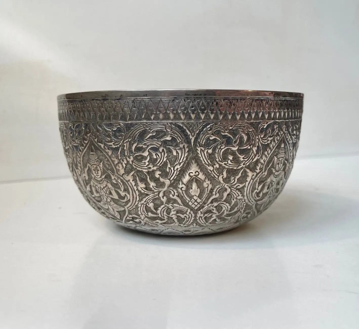 Buddhistische Klangschale aus Repousse Silber, 19. Jh., 2er Set