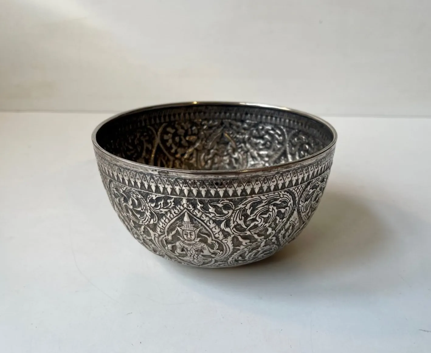 Buddhistische Klangschale aus Repousse Silber, 19. Jh., 2er Set