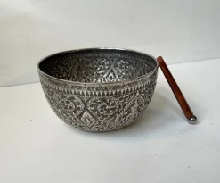 Buddhistische Klangschale aus Repousse Silber, 19. Jh., 2er Set