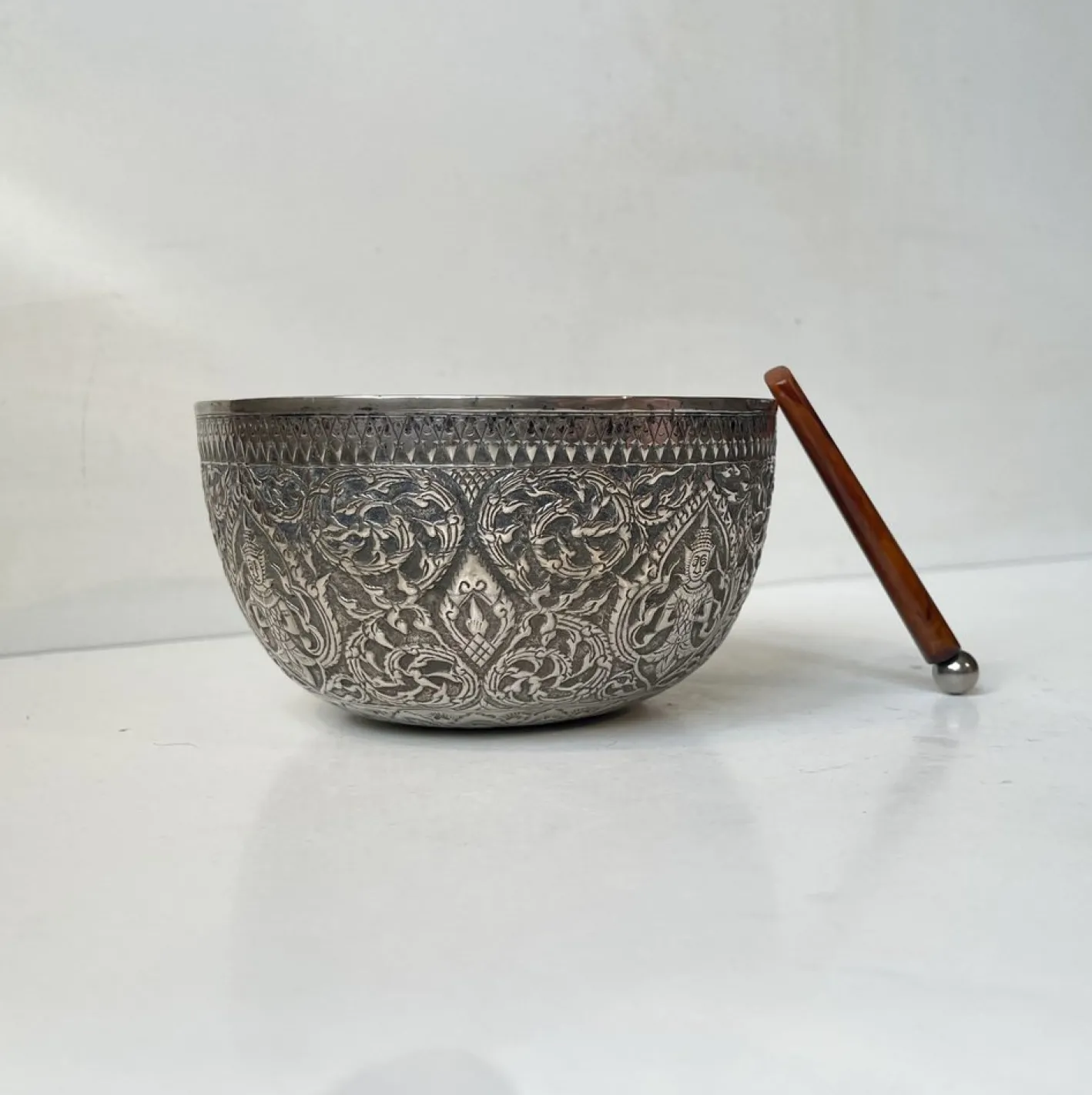 Buddhistische Klangschale aus Repousse Silber, 19. Jh., 2er Set