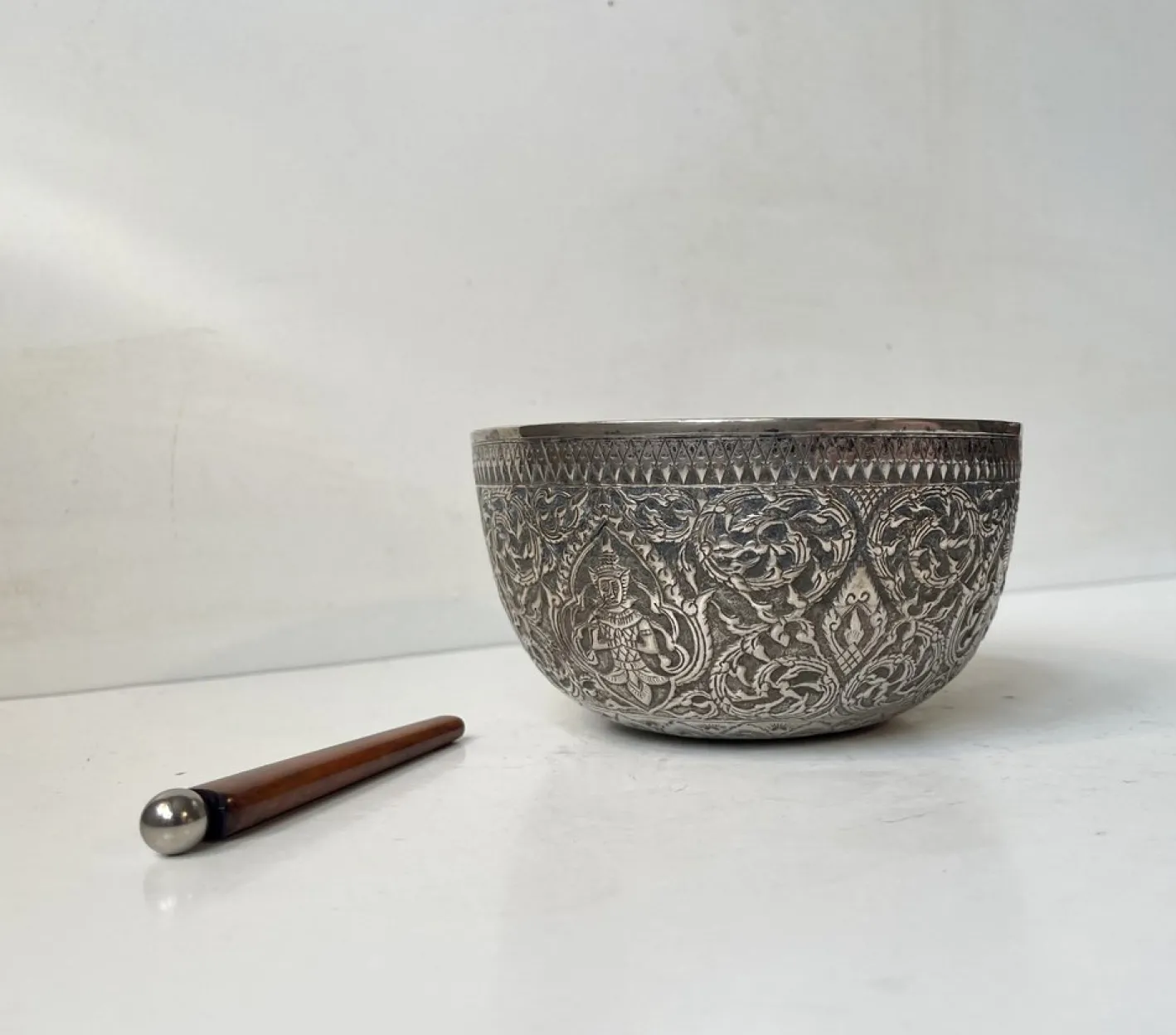Buddhistische Klangschale aus Repousse Silber, 19. Jh., 2er Set