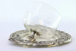 Butterdose aus Silber mit Reliefs und Aussparungen aus geschliffenem Glas