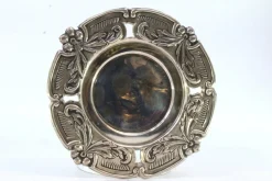 Butterdose aus Silber mit Reliefs und Aussparungen aus geschliffenem Glas