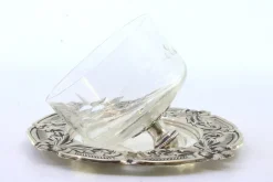 Butterdose aus Silber mit Reliefs und Aussparungen aus geschliffenem Glas