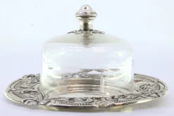 Butterdose aus Silber mit Reliefs und Aussparungen aus geschliffenem Glas