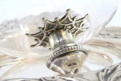 Butterdose aus Silber mit Reliefs und Aussparungen aus geschliffenem Glas