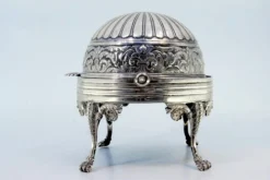 Butterdose in gummiertem Silber