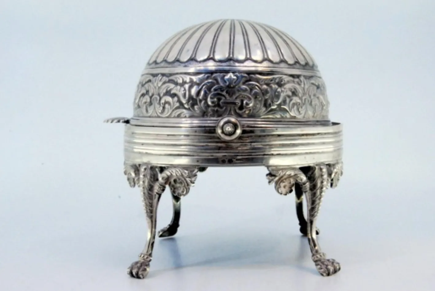 Butterdose in gummiertem Silber
