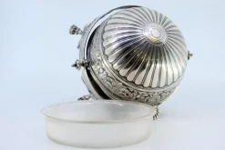 Butterdose in gummiertem Silber