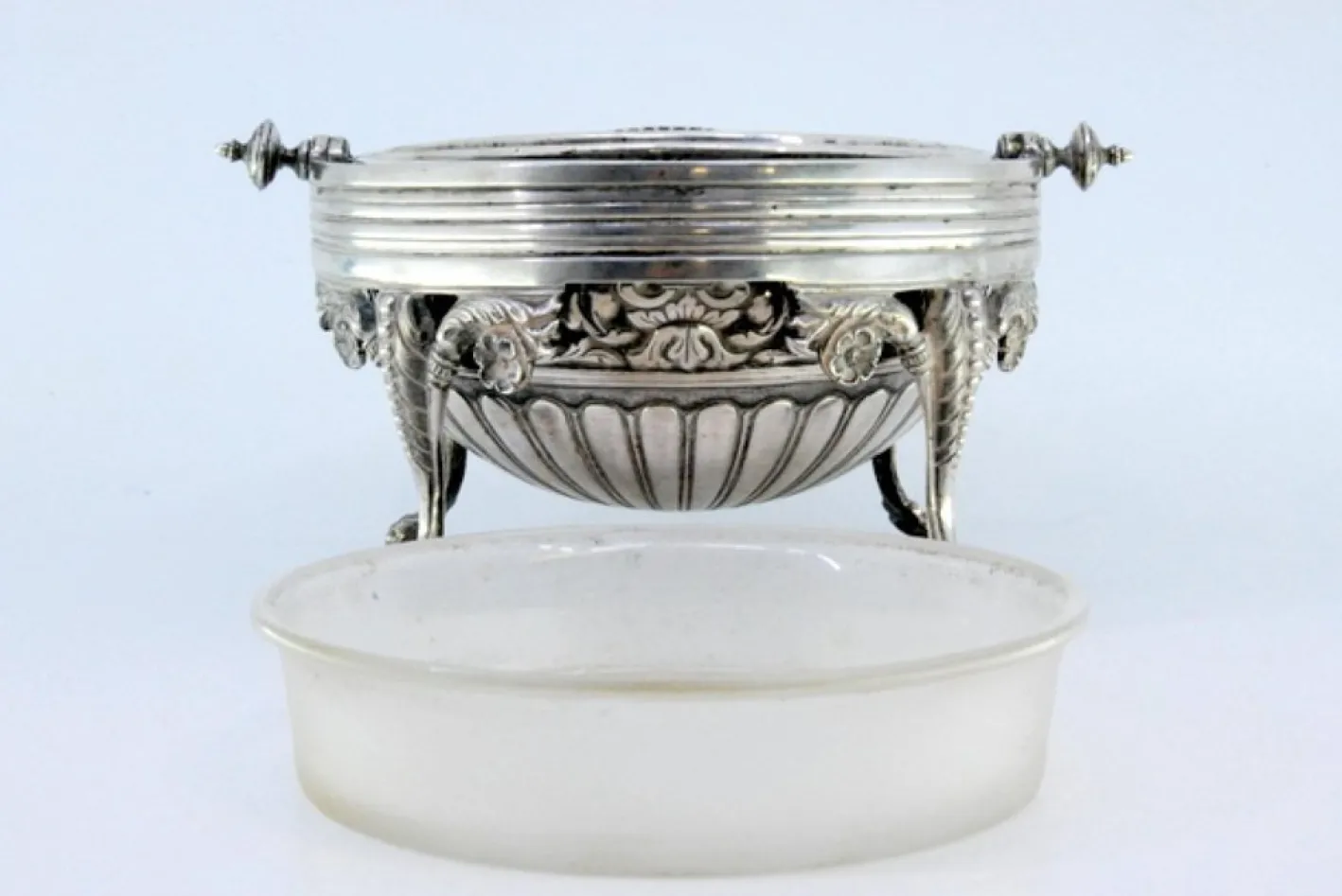 Butterdose in gummiertem Silber