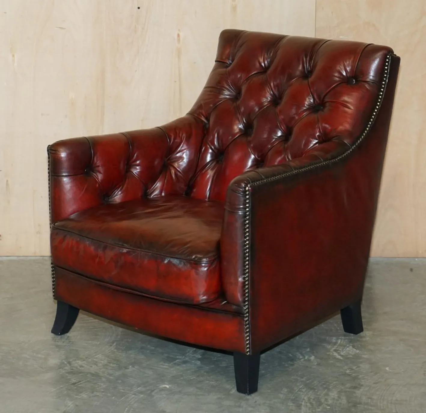 Chesterfield Suite Sessel & Sofa aus vollständig handgefärbtem Bordeaux-Leder, 3 . Set