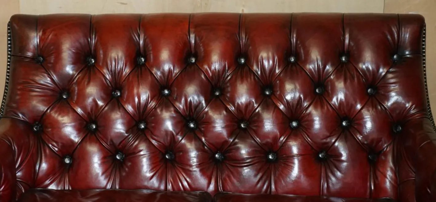 Chesterfield Suite Sessel & Sofa aus vollständig handgefärbtem Bordeaux-Leder, 3 . Set