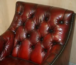Chesterfield Suite Sessel & Sofa aus vollständig handgefärbtem Bordeaux-Leder, 3 . Set