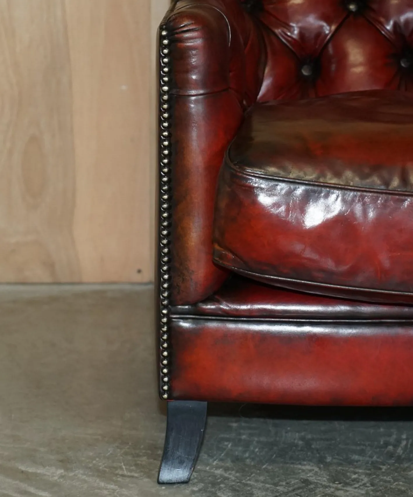 Chesterfield Suite Sessel & Sofa aus vollständig handgefärbtem Bordeaux-Leder, 3 . Set
