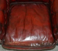 Chesterfield Suite Sessel & Sofa aus vollständig handgefärbtem Bordeaux-Leder, 3 . Set