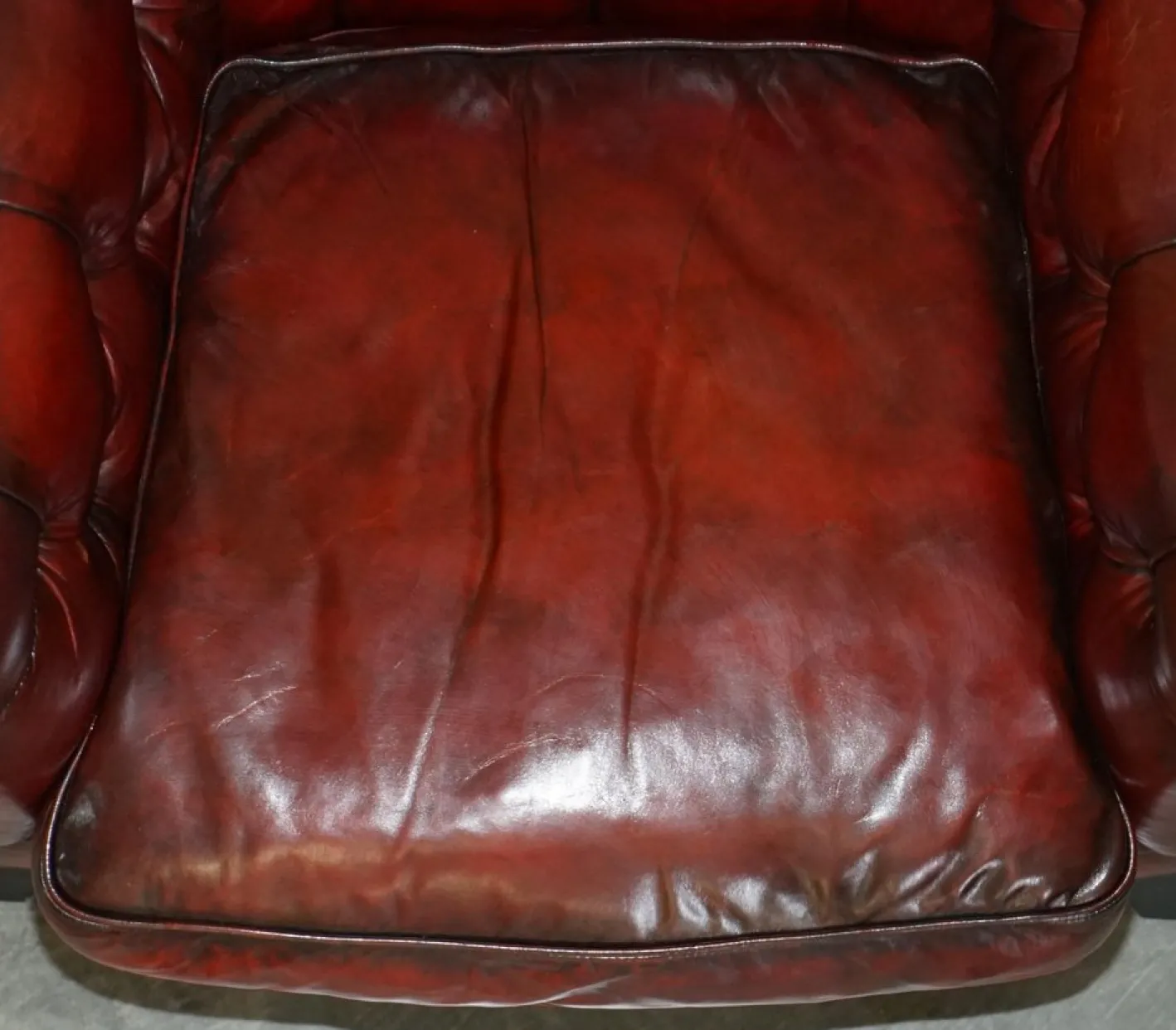 Chesterfield Suite Sessel & Sofa aus vollständig handgefärbtem Bordeaux-Leder, 3 . Set