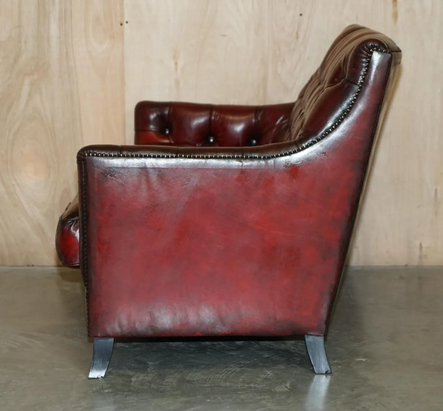 Chesterfield Suite Sessel & Sofa aus vollständig handgefärbtem Bordeaux-Leder, 3 . Set