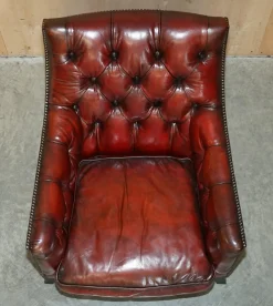 Chesterfield Suite Sessel & Sofa aus vollständig handgefärbtem Bordeaux-Leder, 3 . Set