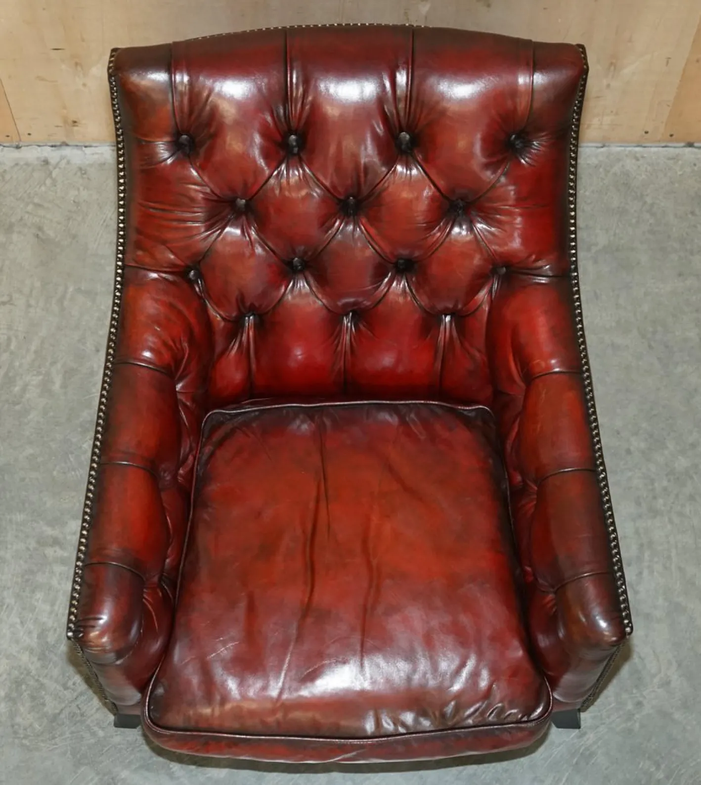 Chesterfield Suite Sessel & Sofa aus vollständig handgefärbtem Bordeaux-Leder, 3 . Set