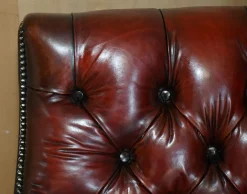 Chesterfield Suite Sessel & Sofa aus vollständig handgefärbtem Bordeaux-Leder, 3 . Set