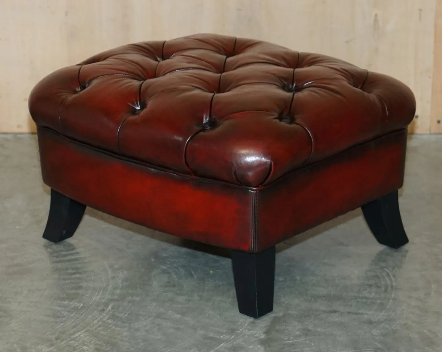 Chesterfield Suite Sessel & Sofa aus vollständig handgefärbtem Bordeaux-Leder, 3 . Set