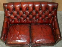 Chesterfield Suite Sessel & Sofa aus vollständig handgefärbtem Bordeaux-Leder, 3 . Set