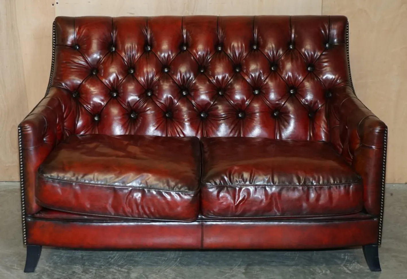 Chesterfield Suite Sessel & Sofa aus vollständig handgefärbtem Bordeaux-Leder, 3 . Set
