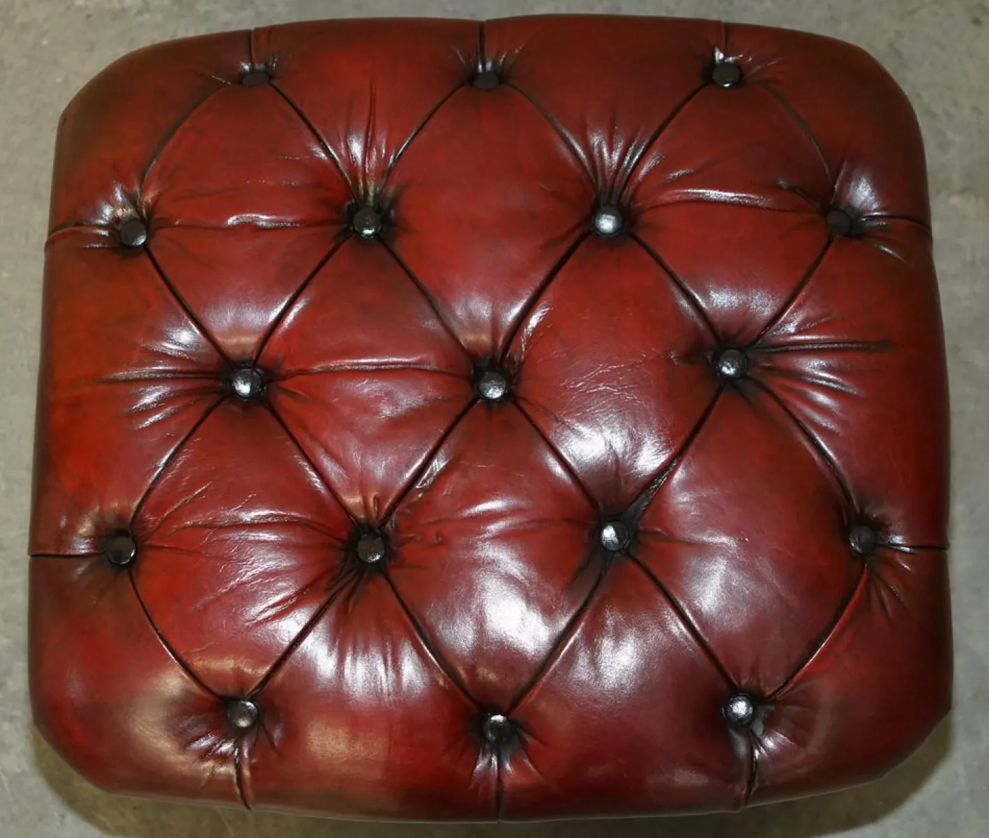 Chesterfield Suite Sessel & Sofa aus vollständig handgefärbtem Bordeaux-Leder, 3 . Set
