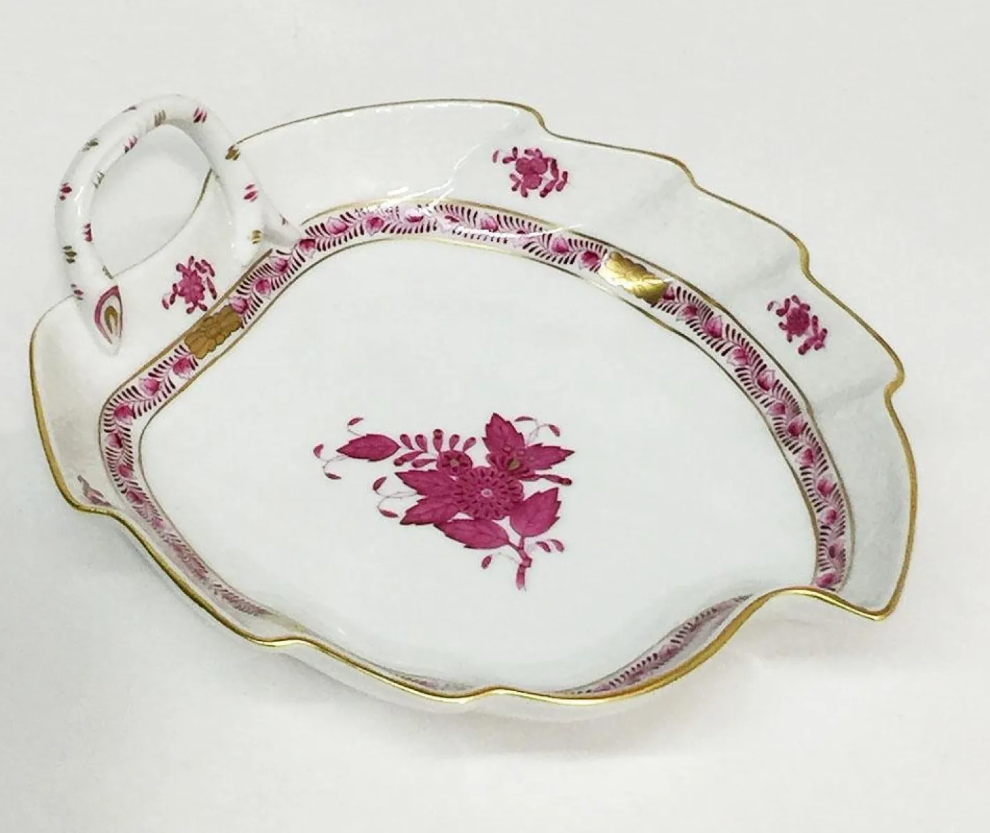 Chinese Bouquet Himbeer Porzellan Box, Teller und Kuchenteller von Herend Ungarn, 3er Set