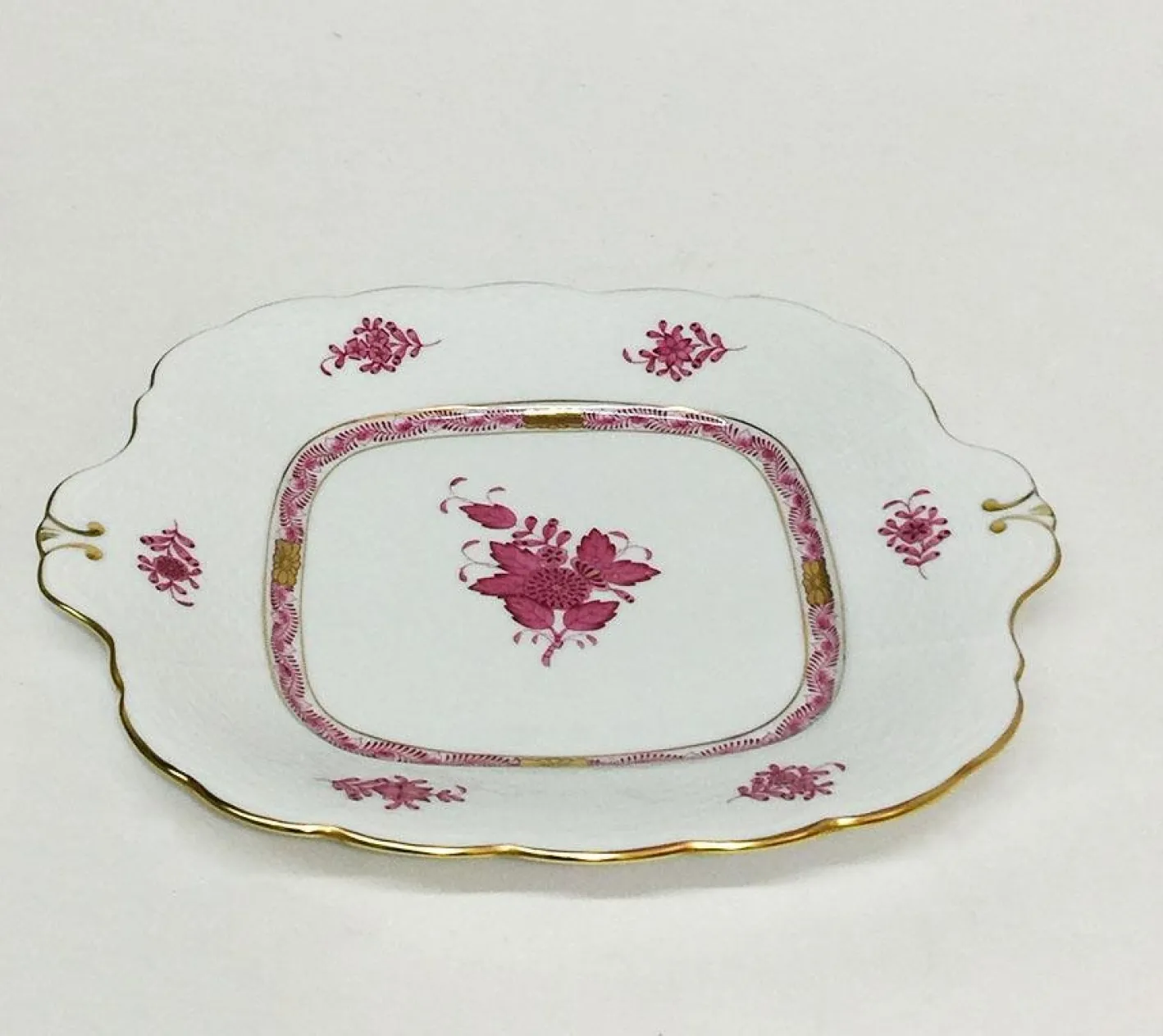 Chinese Bouquet Himbeer Porzellan Box, Teller und Kuchenteller von Herend Ungarn, 3er Set