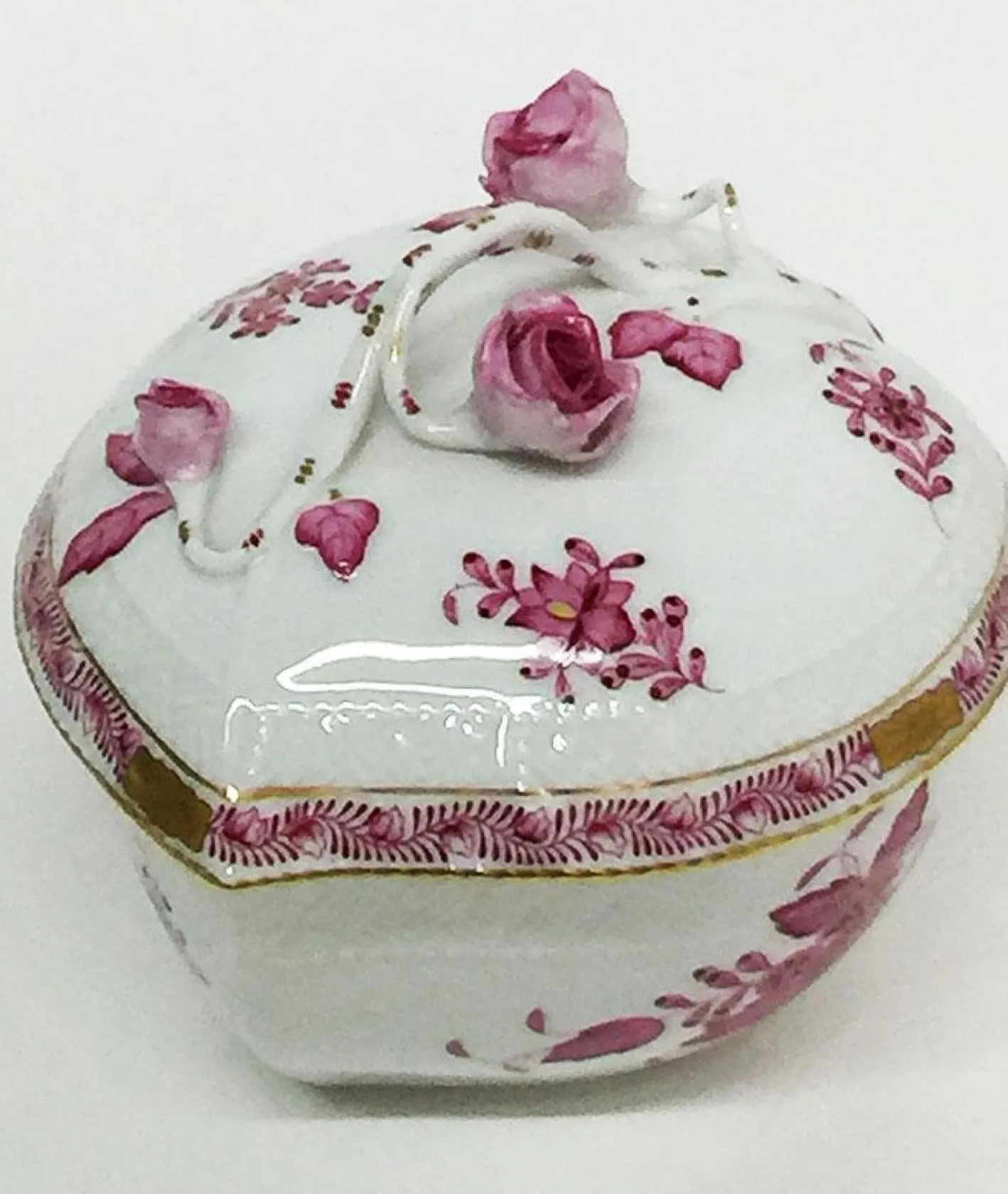 Chinese Bouquet Himbeer Porzellan Box, Teller und Kuchenteller von Herend Ungarn, 3er Set